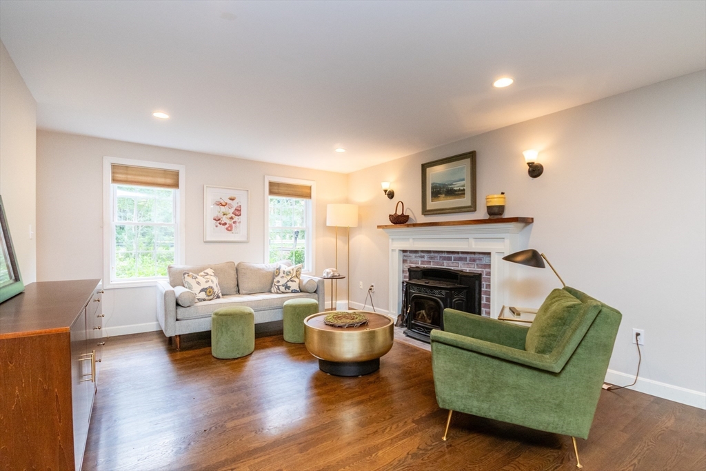 Franklin, Massachusetts 02038, United States, 4 Bedrooms Bedrooms, ,3 BathroomsBathrooms,Residential,Pending,202597