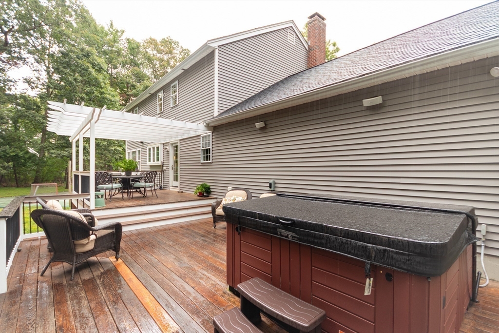 Franklin, Massachusetts 02038, United States, 4 Bedrooms Bedrooms, ,3 BathroomsBathrooms,Residential,Pending,202597