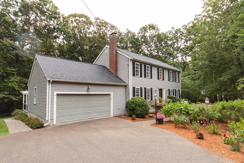 Franklin, Massachusetts 02038, United States, 4 Bedrooms Bedrooms, ,3 BathroomsBathrooms,Residential,Pending,202597