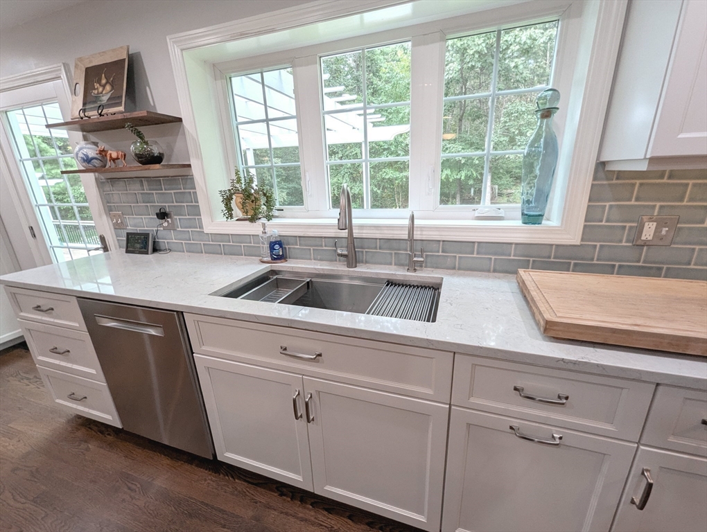 Franklin, Massachusetts 02038, United States, 4 Bedrooms Bedrooms, ,3 BathroomsBathrooms,Residential,Pending,202597