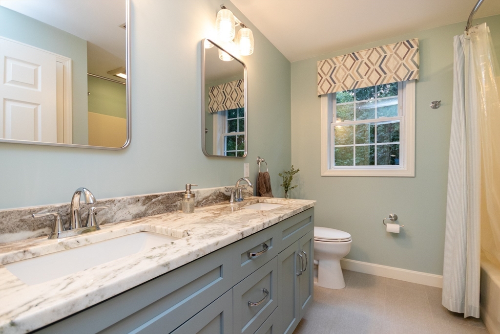 Franklin, Massachusetts 02038, United States, 4 Bedrooms Bedrooms, ,3 BathroomsBathrooms,Residential,Pending,202597