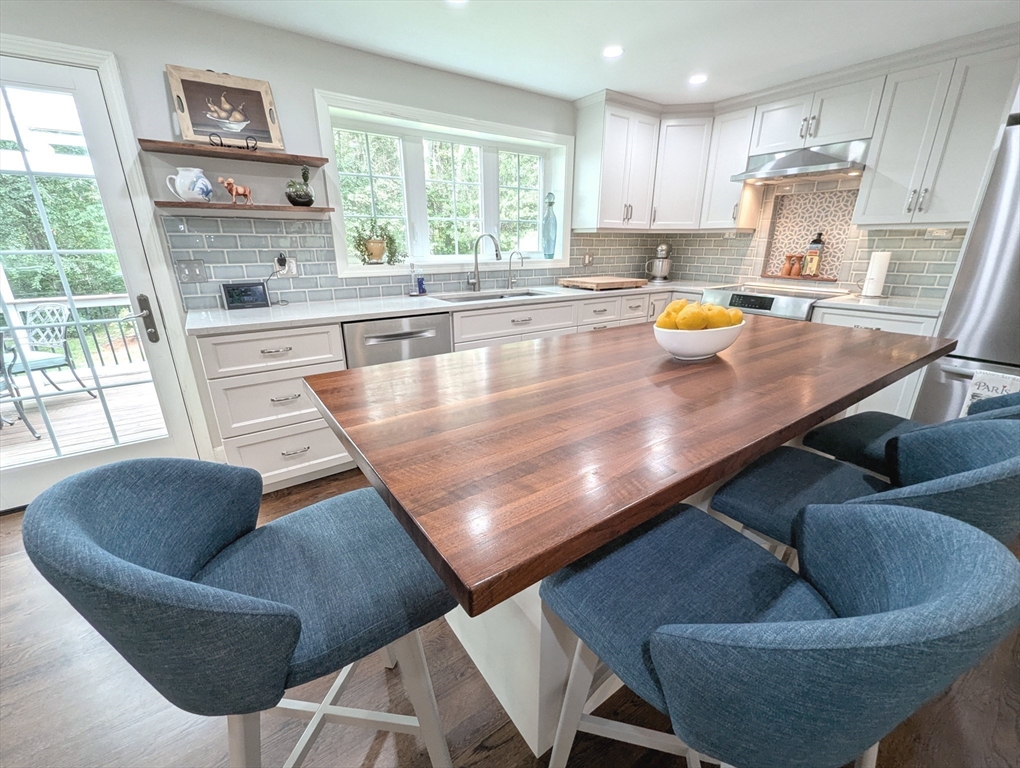 Franklin, Massachusetts 02038, United States, 4 Bedrooms Bedrooms, ,3 BathroomsBathrooms,Residential,Pending,202597