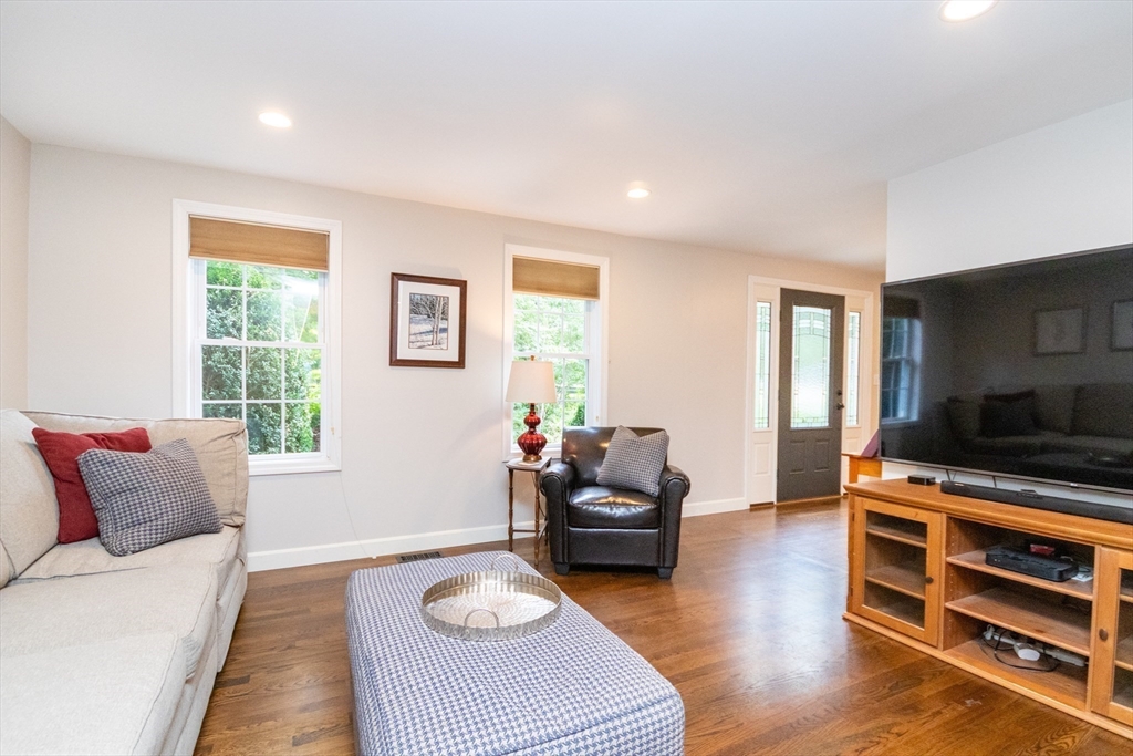 Franklin, Massachusetts 02038, United States, 4 Bedrooms Bedrooms, ,3 BathroomsBathrooms,Residential,Pending,202597