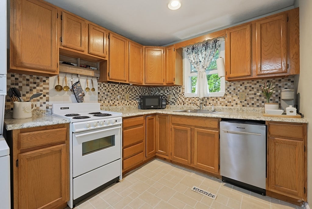 41 Myrtle St, Rockland, MA Photo #30