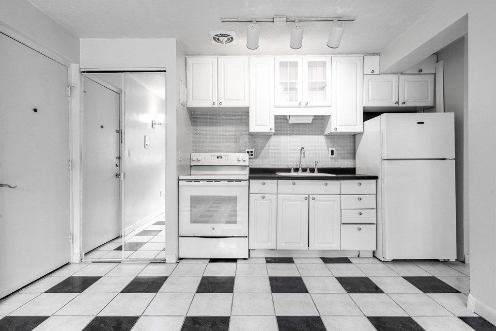 10 Colonial Village Dr 2