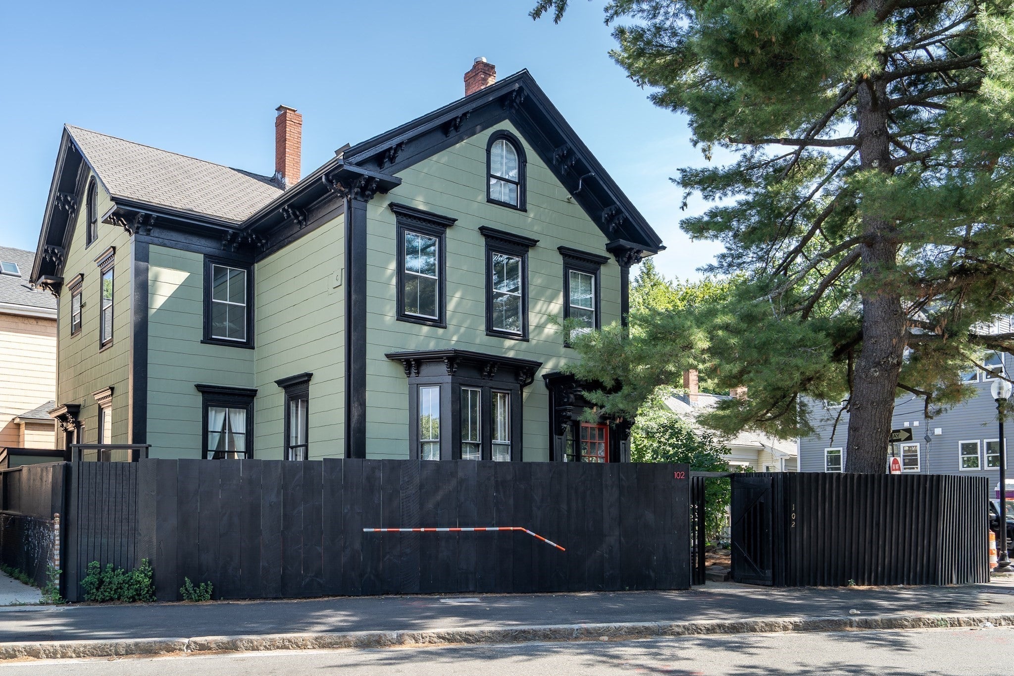 102 River St