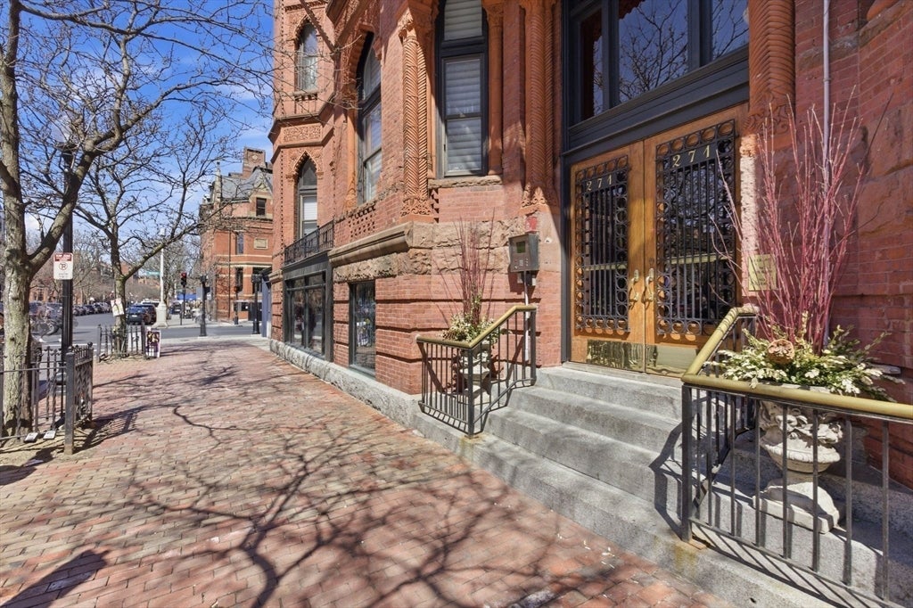 271 Dartmouth St 1F, Boston MA 02116