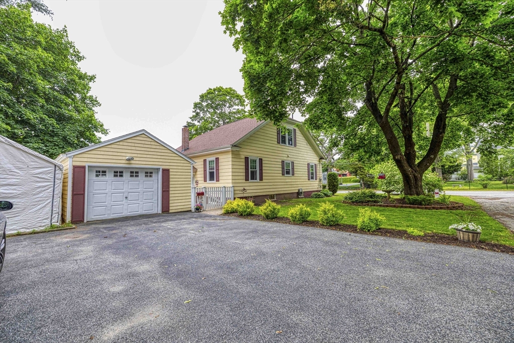 210 Robert St