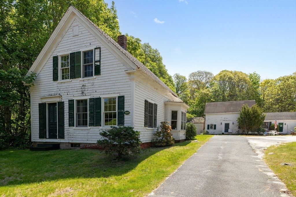 1424 Main St