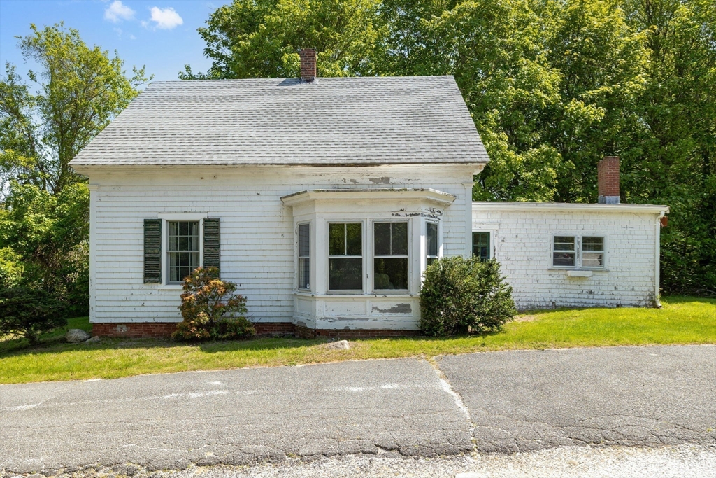 1424 Main St