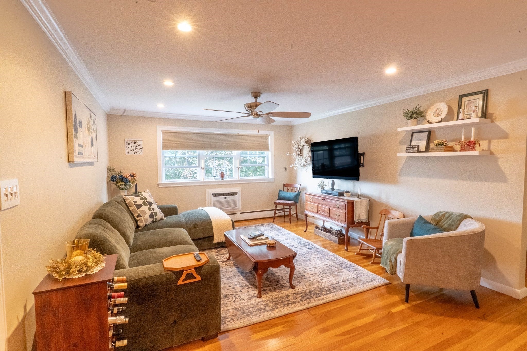 Photo of 4 Nixon Ln, Stoneham, MA