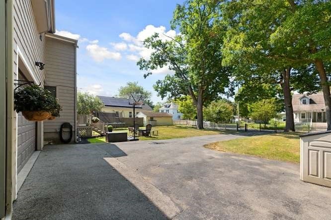 40 Hillside Ave