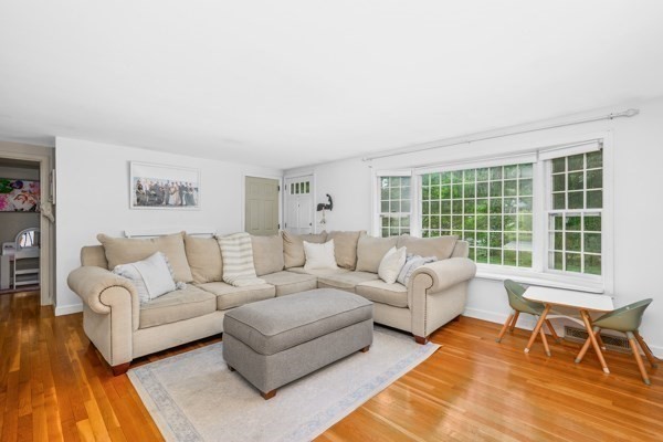 882 W Yarmouth Rd