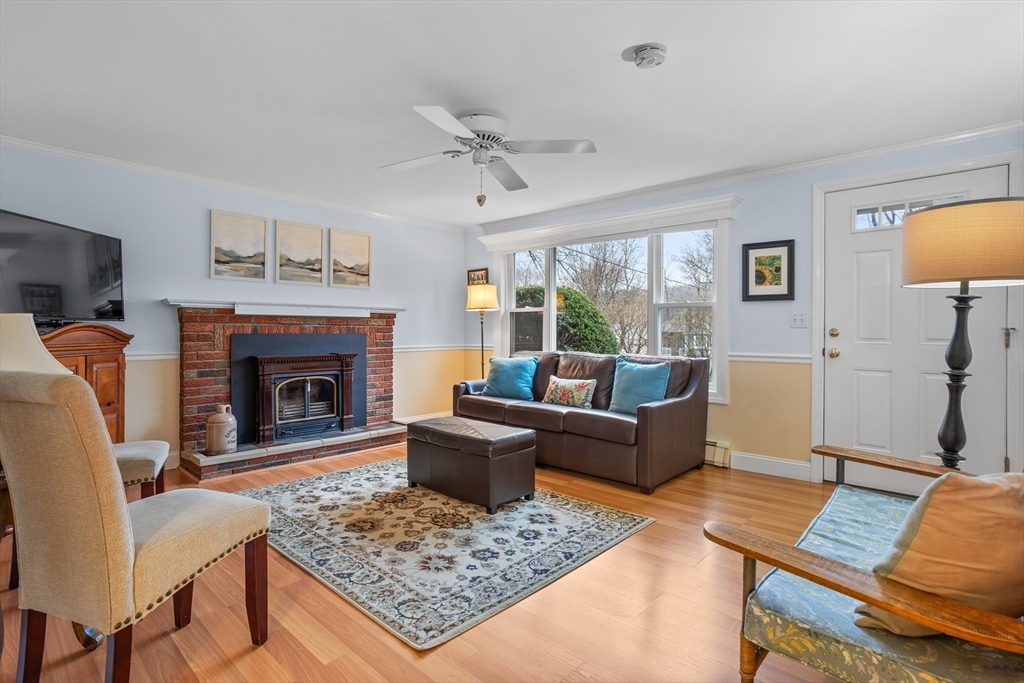 44 Beach Point Rd