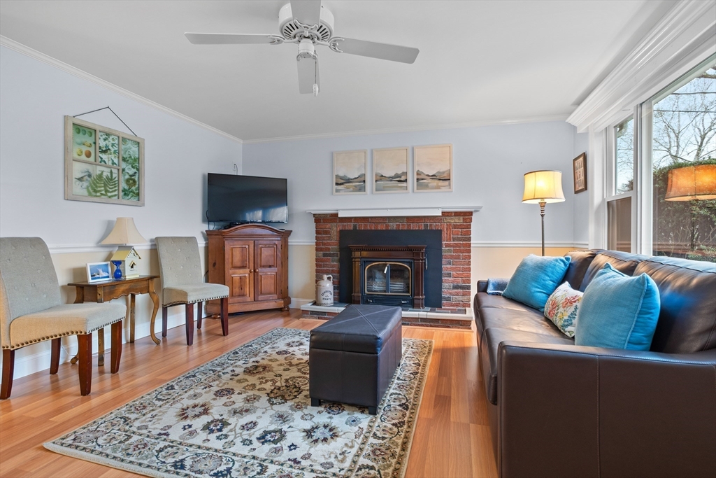 44 Beach Point Rd