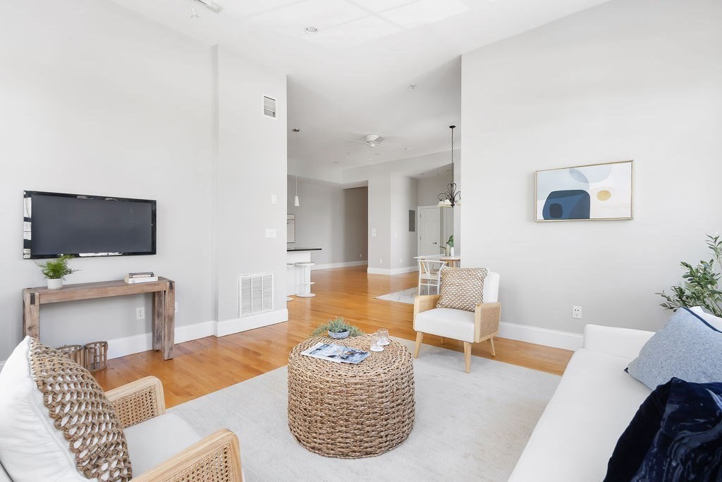 Quincy, Massachusetts 02169, United States, 2 Bedrooms Bedrooms, ,2 BathroomsBathrooms,Residential,Pending,130265