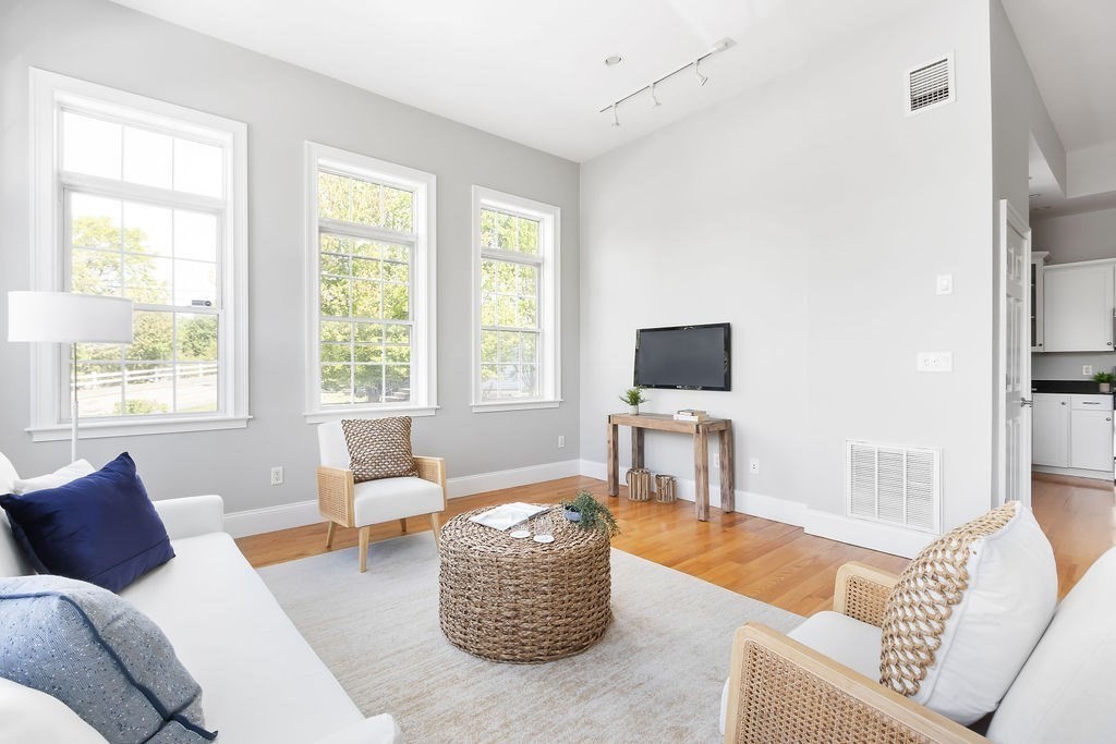 Quincy, Massachusetts 02169, United States, 2 Bedrooms Bedrooms, ,2 BathroomsBathrooms,Residential,Pending,130265