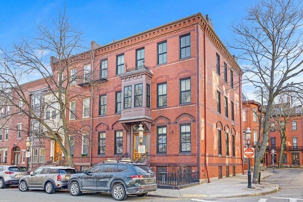 31 Monument Sq