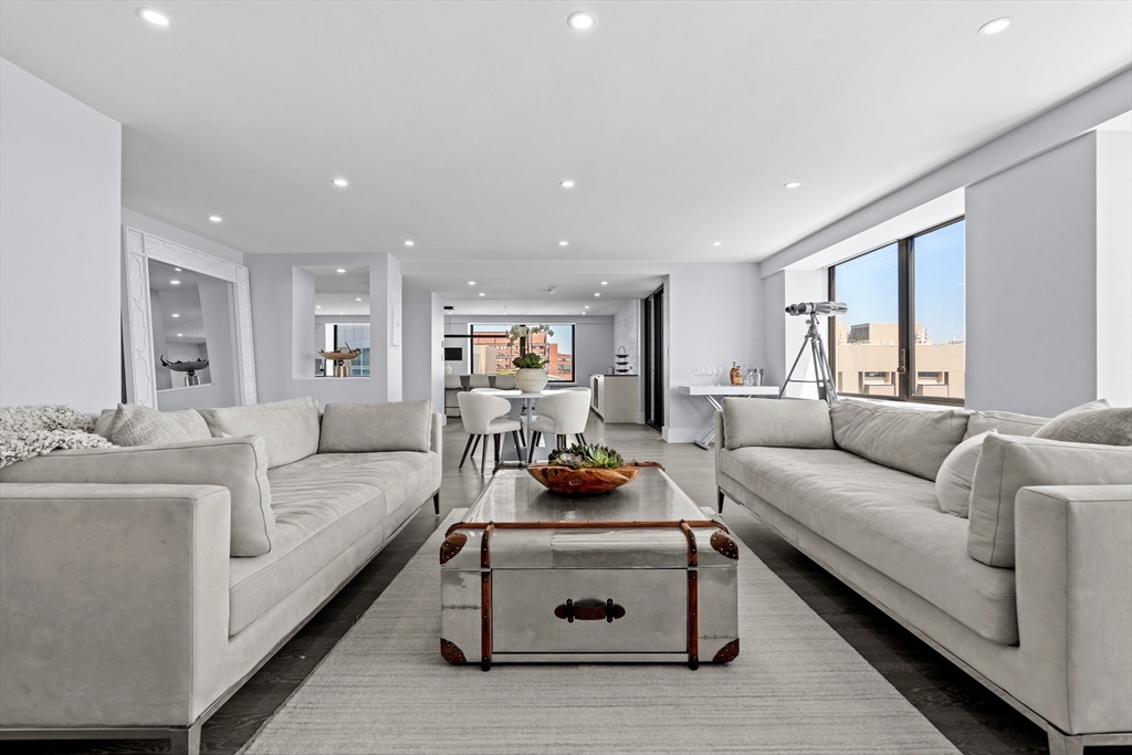 85 E India Row 4AB