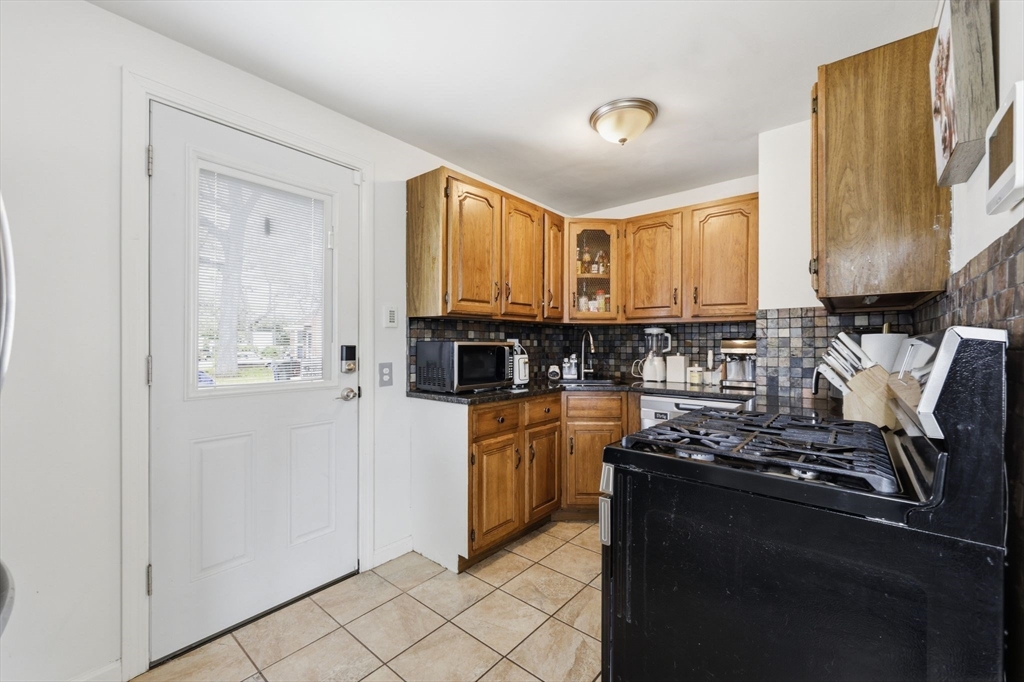 49 Canterbury Rd, Springfield, MA Photo #13