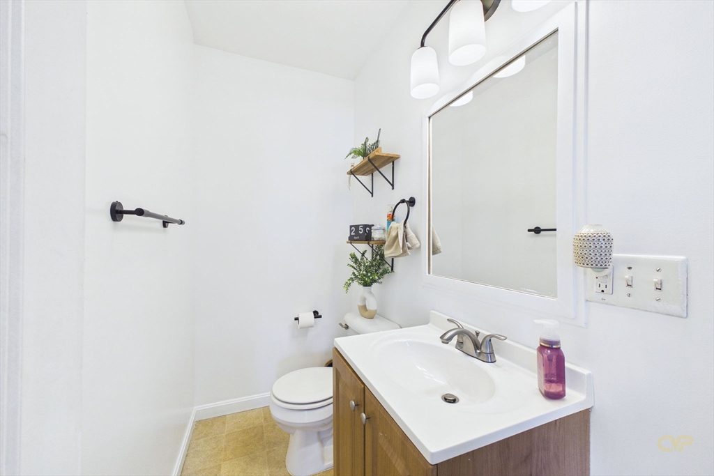 672 Kempton St, New Bedford, MA Photo #10