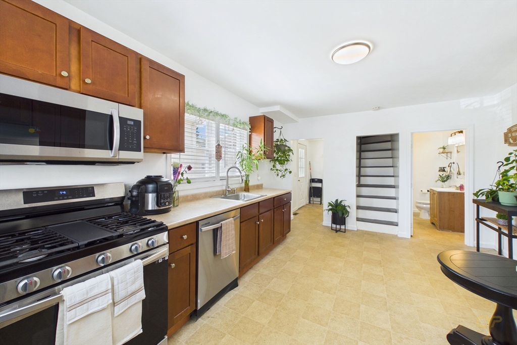 672 Kempton St, New Bedford, MA Photo #9
