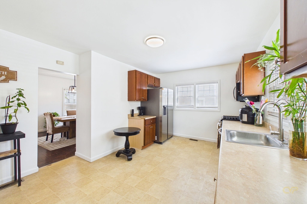 672 Kempton St, New Bedford, MA Photo #8
