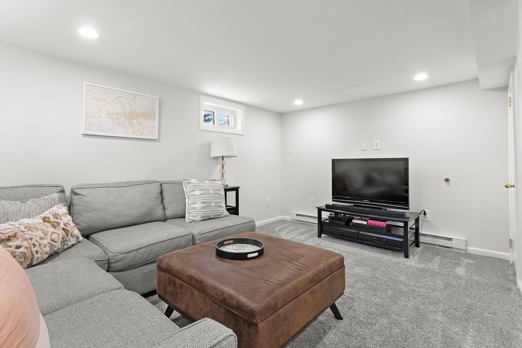 Natick, Massachusetts 01760, United States, 3 Bedrooms Bedrooms, ,2 BathroomsBathrooms,Residential,Pending,100249