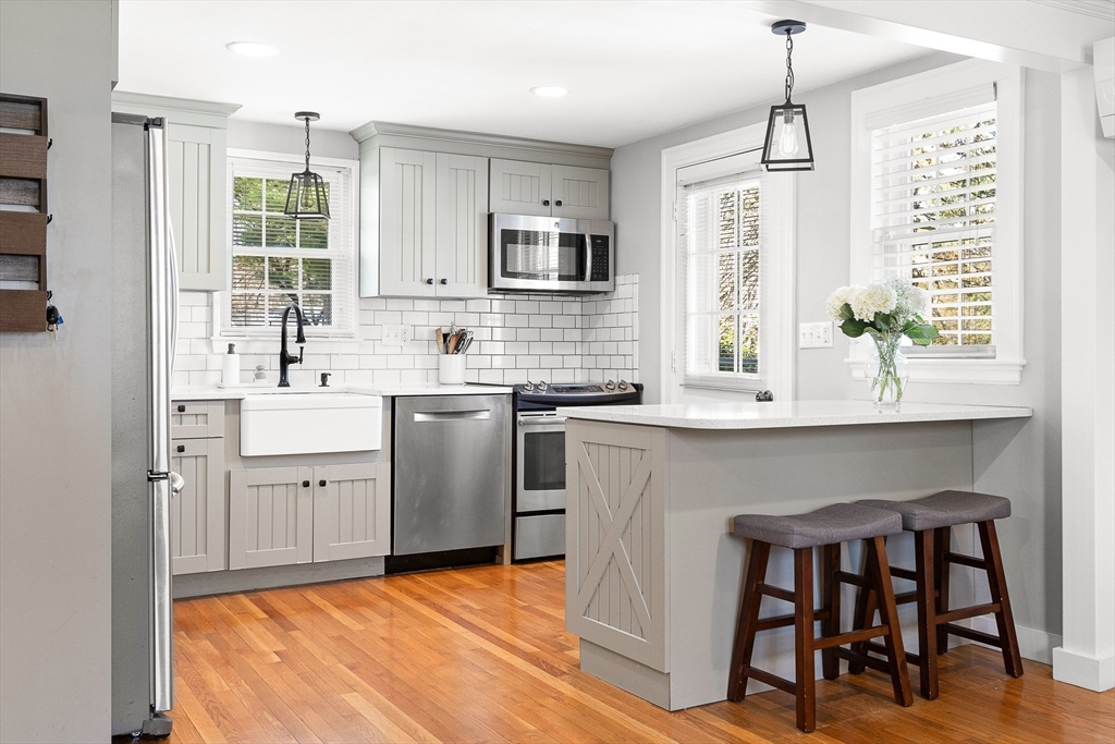 Natick, Massachusetts 01760, United States, 3 Bedrooms Bedrooms, ,2 BathroomsBathrooms,Residential,Pending,100249