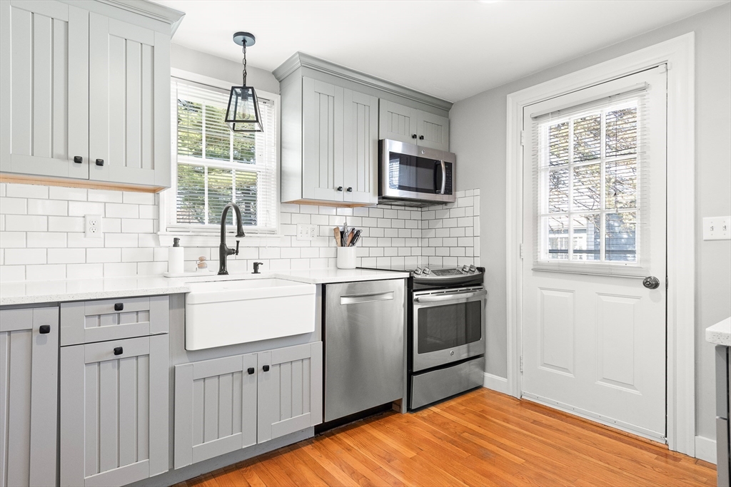 Natick, Massachusetts 01760, United States, 3 Bedrooms Bedrooms, ,2 BathroomsBathrooms,Residential,Pending,100249