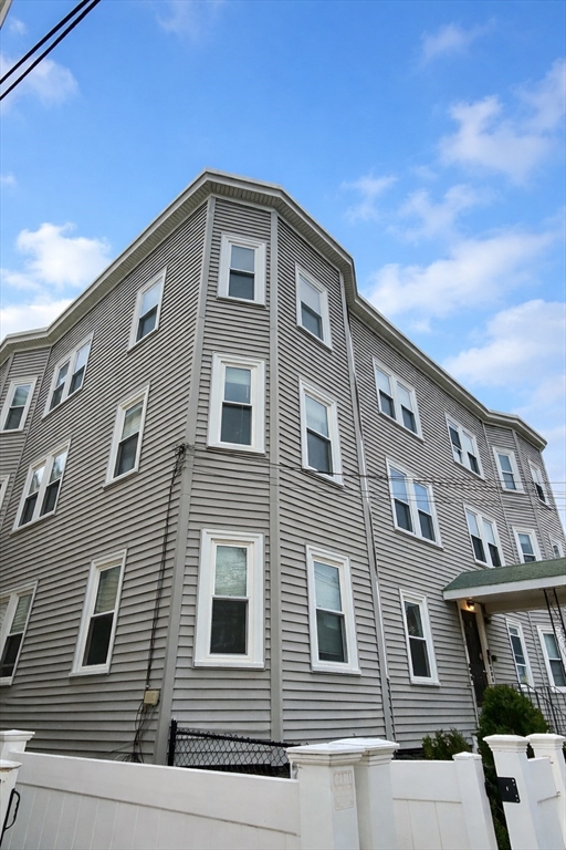 Somerville, Massachusetts 02143, United States, 1 Bedroom Bedrooms, ,2 BathroomsBathrooms,Residential,Active,256903