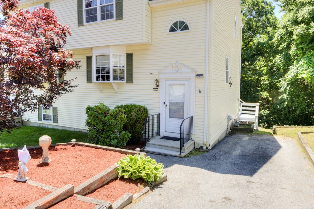39 Ledgecrest Dr