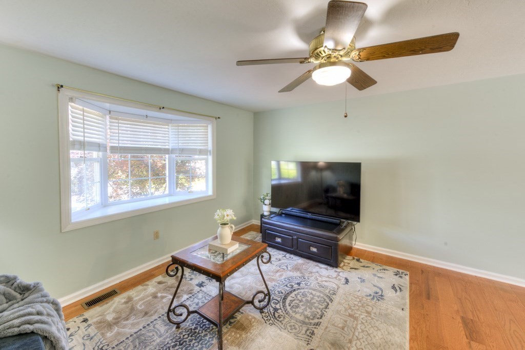 39 Ledgecrest Dr