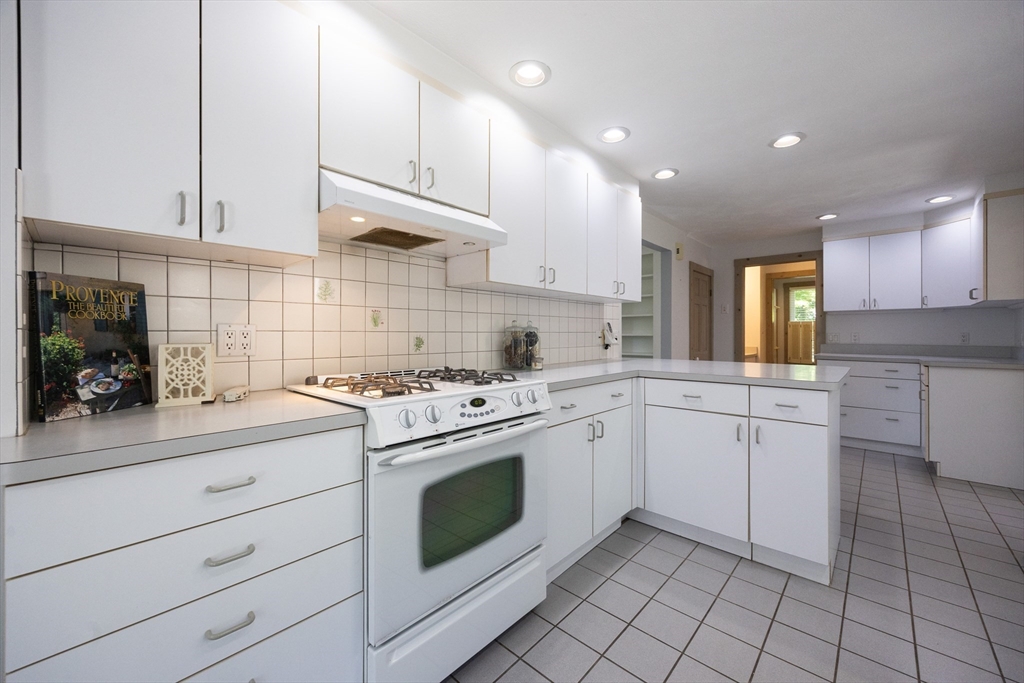 Foxboro, Massachusetts 02035, United States, 4 Bedrooms Bedrooms, ,3 BathroomsBathrooms,Residential,Active,203747