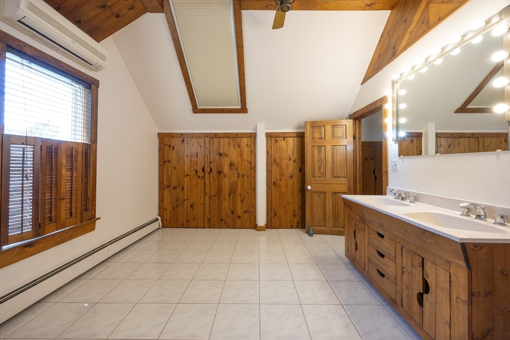 Foxboro, Massachusetts 02035, United States, 4 Bedrooms Bedrooms, ,3 BathroomsBathrooms,Residential,Active,203747