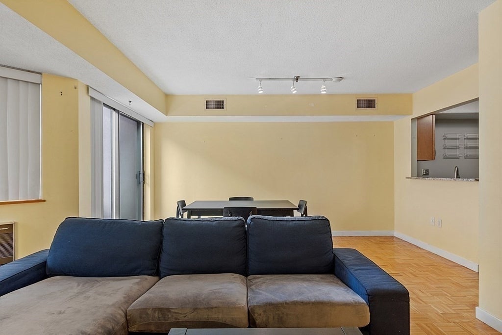 147 Kelton St 717