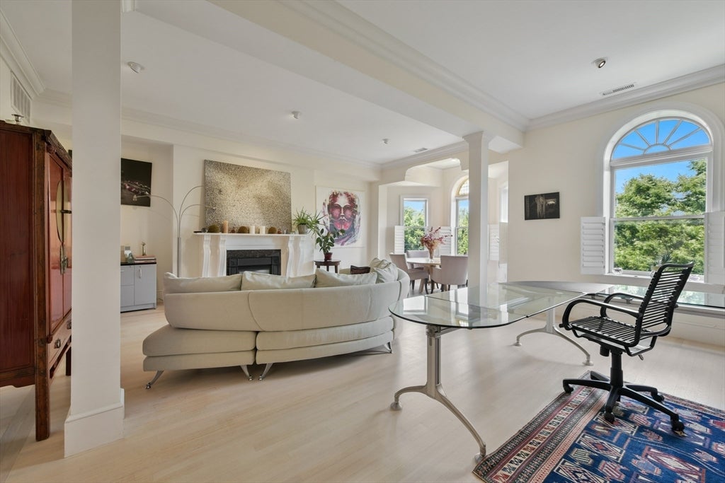 Photo of 294 Commonwealth Ave, Boston, MA