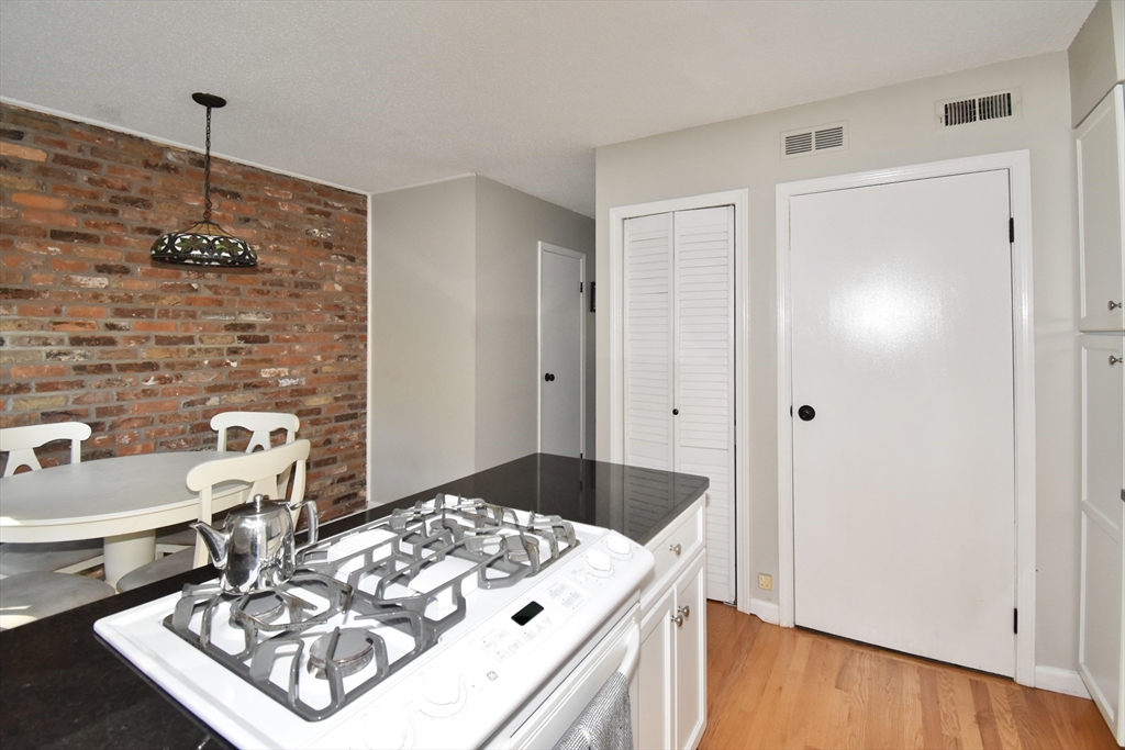 Springfield, Massachusetts 01106, United States, 2 Bedrooms Bedrooms, ,2 BathroomsBathrooms,Residential,Active,227669