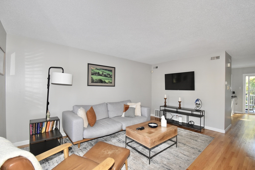 Springfield, Massachusetts 01106, United States, 2 Bedrooms Bedrooms, ,2 BathroomsBathrooms,Residential,Active,227669