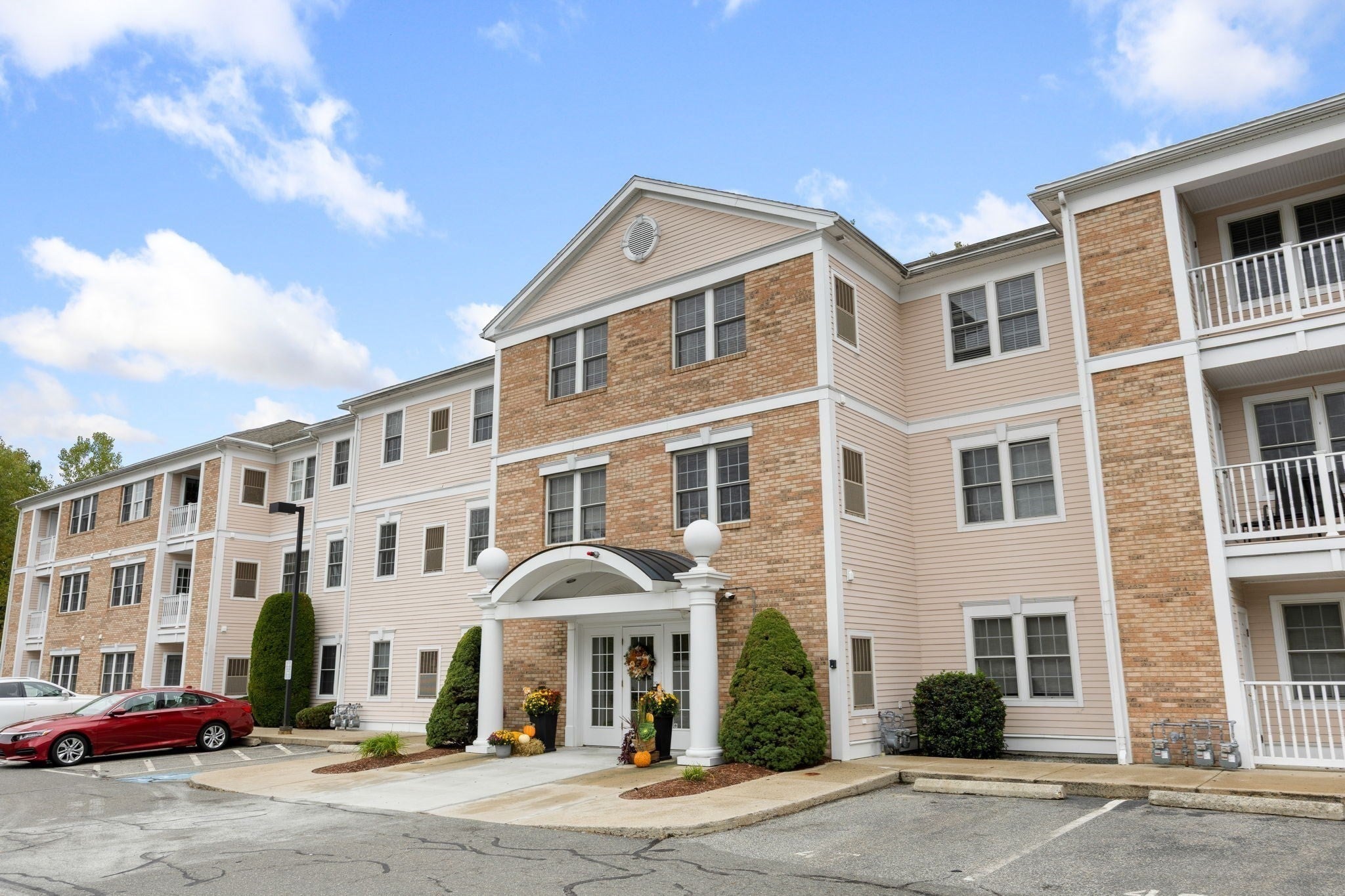 Photo of 1 Millbrook Lane, Wakefield, MA