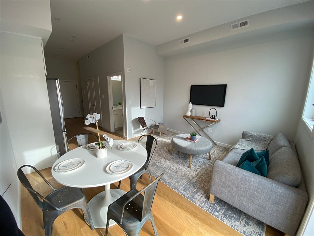 385 Pleasant St #7, Watertown, MA Photo #2