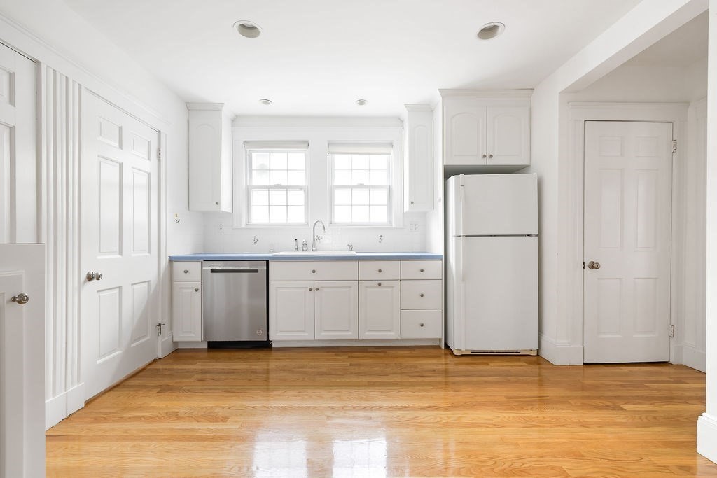 Boston, Massachusetts 02132, United States, 4 Bedrooms Bedrooms, ,4 BathroomsBathrooms,Residential,Pending,203251