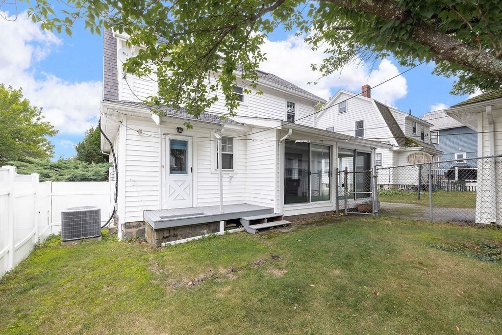 Boston, Massachusetts 02132, United States, 4 Bedrooms Bedrooms, ,4 BathroomsBathrooms,Residential,Pending,203251