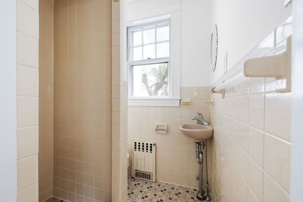 Boston, Massachusetts 02132, United States, 4 Bedrooms Bedrooms, ,4 BathroomsBathrooms,Residential,Pending,203251