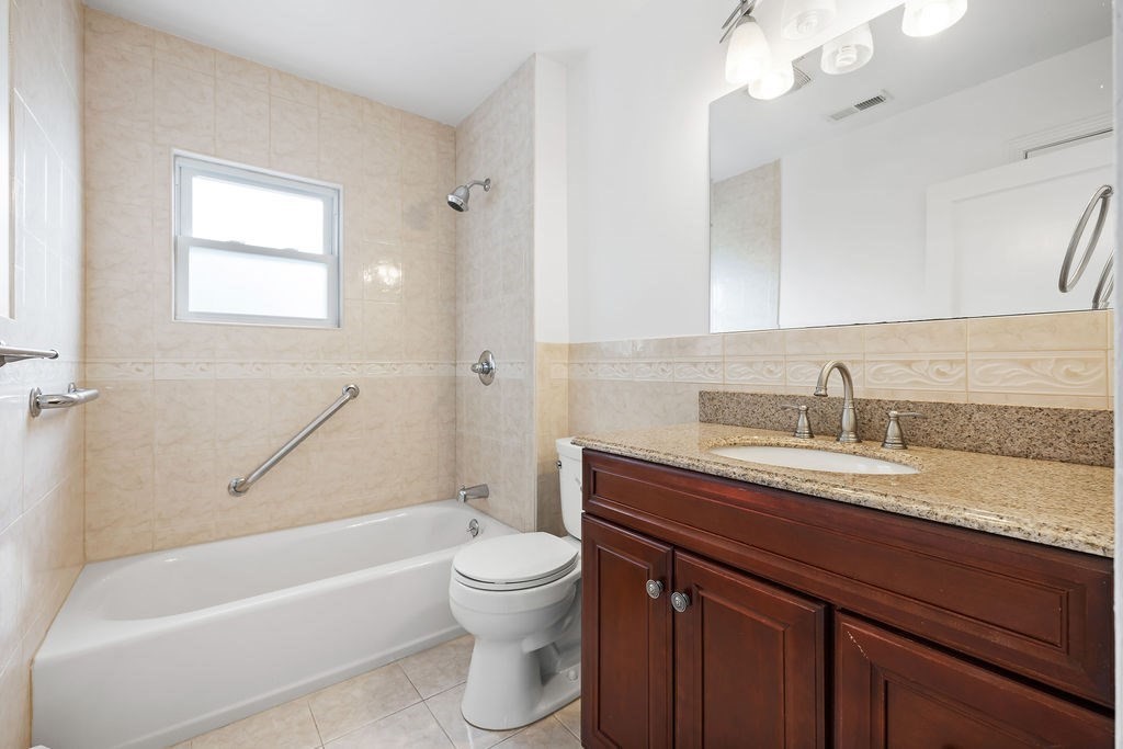 Boston, Massachusetts 02132, United States, 4 Bedrooms Bedrooms, ,4 BathroomsBathrooms,Residential,Pending,203251