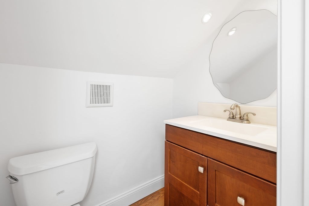 Boston, Massachusetts 02132, United States, 4 Bedrooms Bedrooms, ,4 BathroomsBathrooms,Residential,Pending,203251