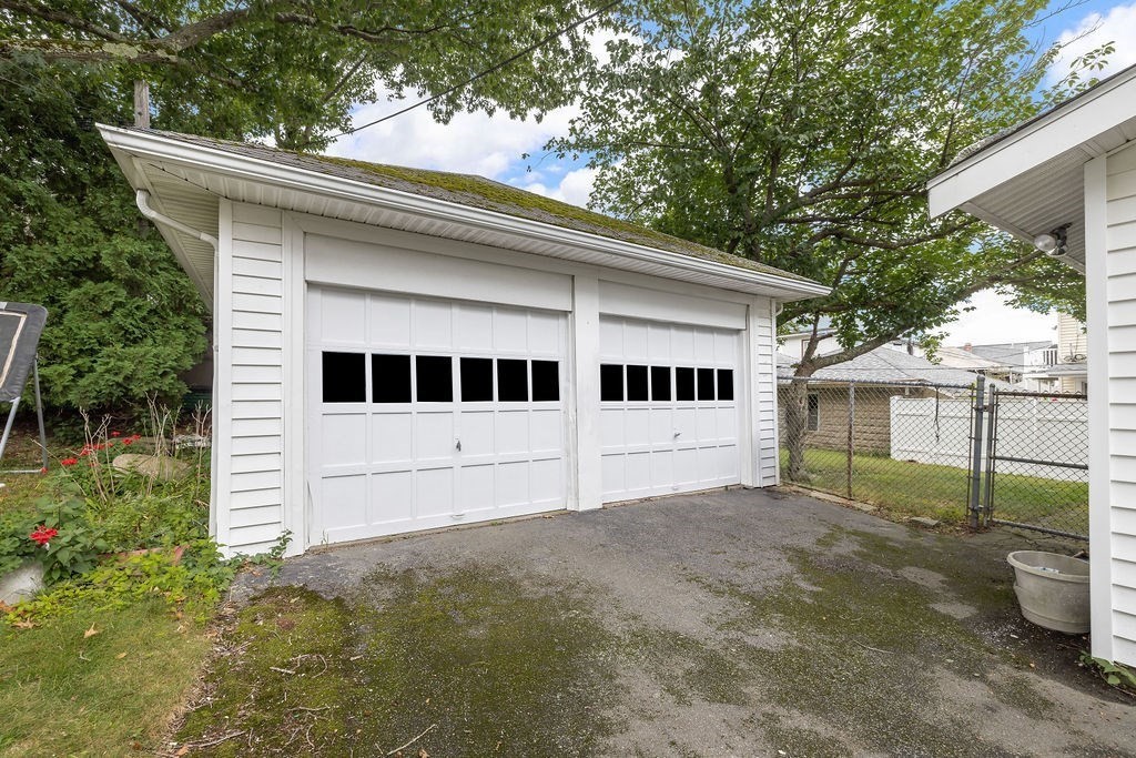 Boston, Massachusetts 02132, United States, 4 Bedrooms Bedrooms, ,4 BathroomsBathrooms,Residential,Pending,203251