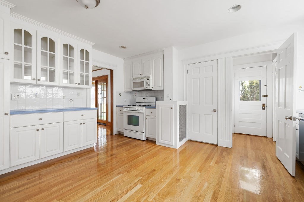 Boston, Massachusetts 02132, United States, 4 Bedrooms Bedrooms, ,4 BathroomsBathrooms,Residential,Pending,203251