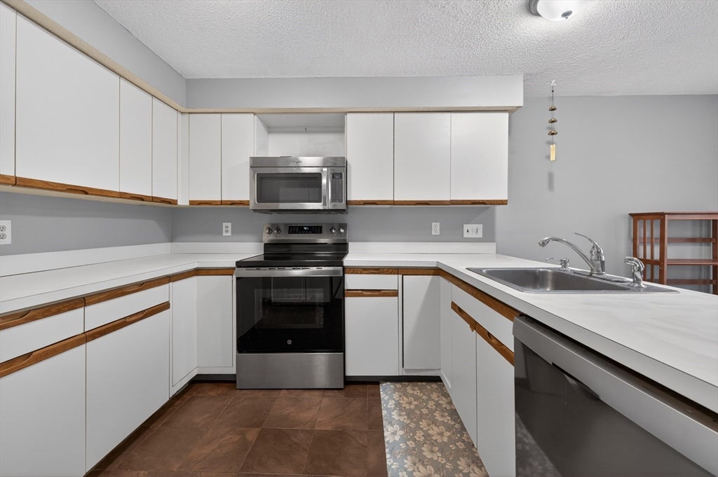 3 Strathmore Shire Dr #E, Uxbridge, MA Photo #11