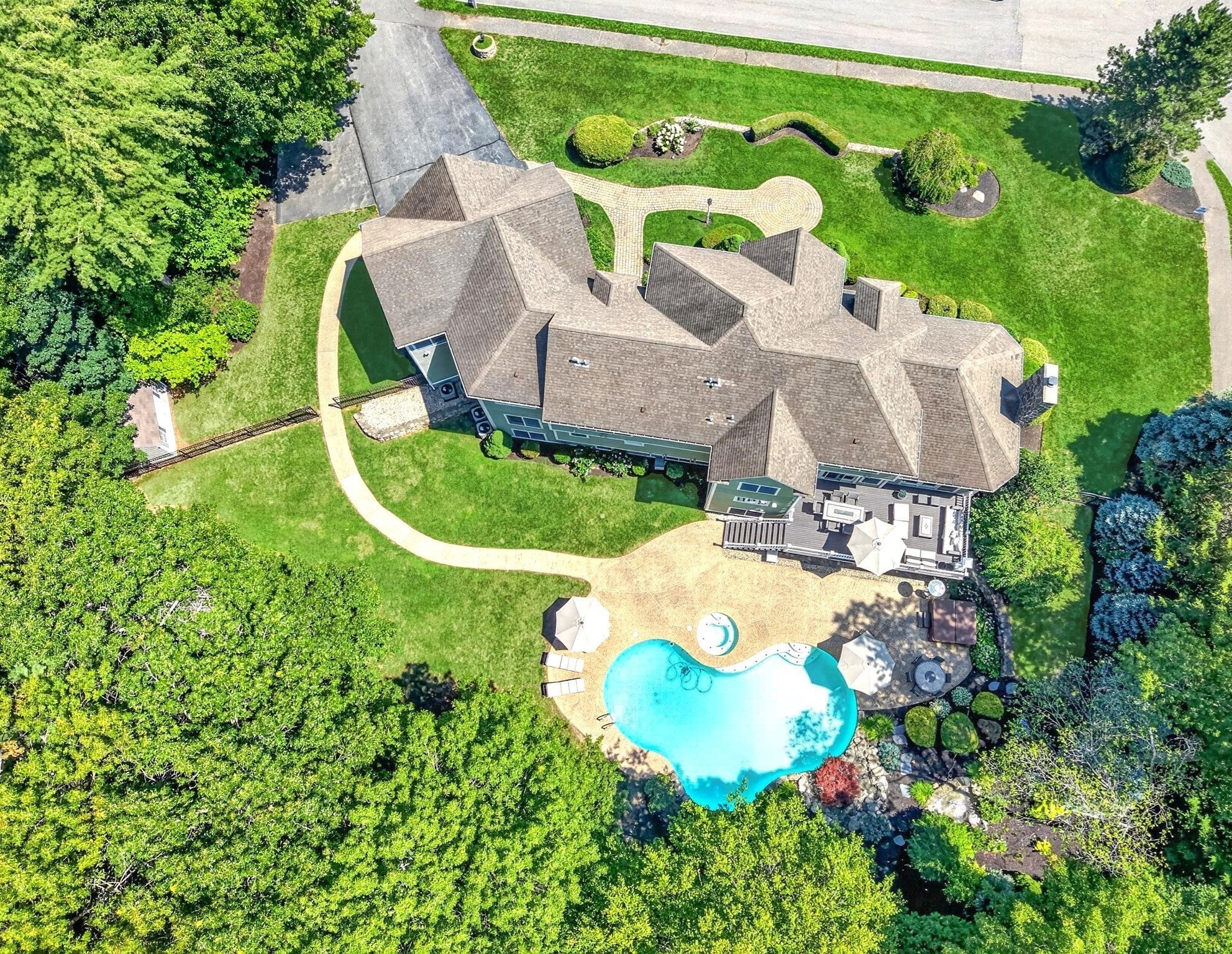 2 Goldman Cir, Bedford, MA Photo #2